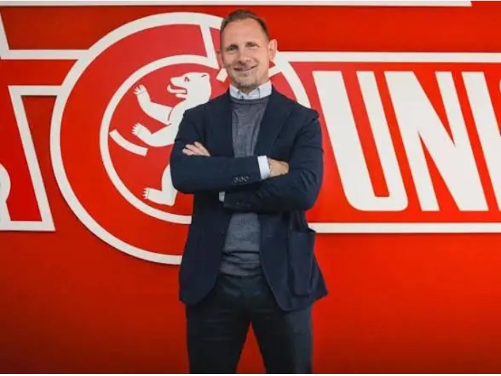 🚨💣🔴⚪ UNION-BERLIN-BOMBSHELL! ❤️🔥 GANZER VEREIN STEHT AUF – SPIELER UND FANS VEREINT IN EMOTIONALER UNTERSTÜTZUNG FÜR DEN EHEMALIGEN CHEFTRAINER! 😱👏 BEWEGENDE SZENEN ERSCHÜTTERN DIE FUSSBALLWELT, WÄHREND DIE UNION-FAMILIE ZUSAMMENRÜCKT UND EIN STARKES ZEICHEN VON LOYALITÄT, RESPEKT UND ZUSAMMENHALT SETZT! 🌍⚽💥