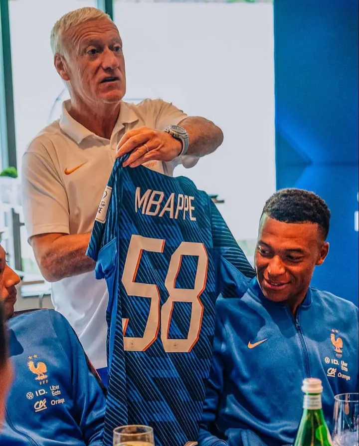 🚨💣🇫🇷 KYLIAN MBAPPÉ MAKES FRENCH FOOTBALL HISTORY! 👑🔥 DESCHAMPS HONORS THE NEW GOAL KING WITH A SPECIAL JERSEY AS THE 58-GOAL LEGEND TAKES OVER THE THRONE! 🥇❤️⚽