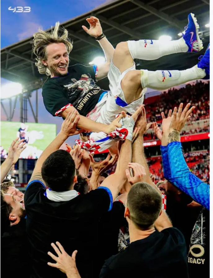 🚨💣🇭🇷 MODRIĆEVA BOMBA BESMRTNOSTI! 👑🔥 200 NASTUPA ZA HRVATSKU, JEDNA VJEČNA LEGENDA! 😱⚽🏆 S 40 GODINA I NA SVOM PETOM SVJETSKOM PRVENSTVU, LUKA MODRIĆ RUŠI GRANICE VELIČINE I DOSTIŽE POVIJESNU BROJKU OD 200 NASTUPA ZA REPREZENTACIJU! 🌍⚡ JOŠ UVIJEK DIRIGIRA, JOŠ UVIJEK DOMINIRA, JOŠ UVIJEK PRKOSI VREMENU — HRVATSKI MAESTRO NASTAVLJA ISPISIVATI POVIJEST NOGOMETA NA NAJVEĆOJ POZORNICI! 🚀🐐🇭🇷🔥